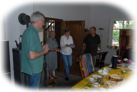 üppig gedeckter Kaffeetisch